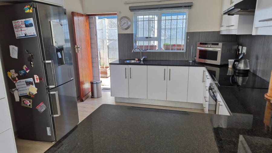To Let 3 Bedroom Property for Rent in Parklands North Western Cape